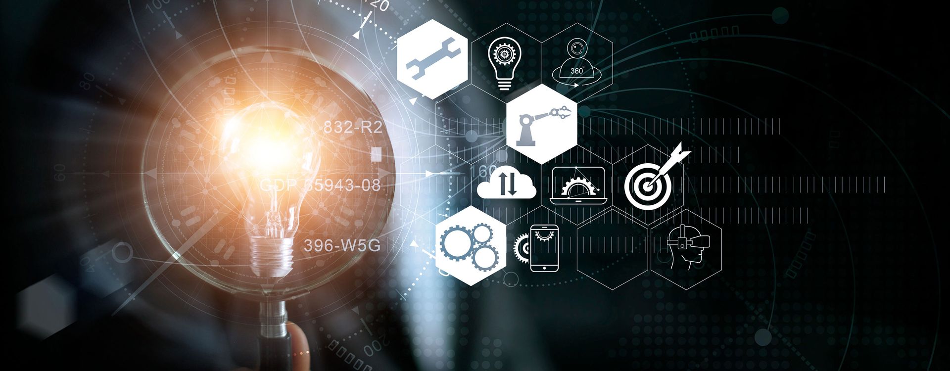 Geschäftsmann hält Lupe über Icons, die Innovation und geschäftliche Konzepte repräsentieren, um neue Perspektiven zu entdecken.