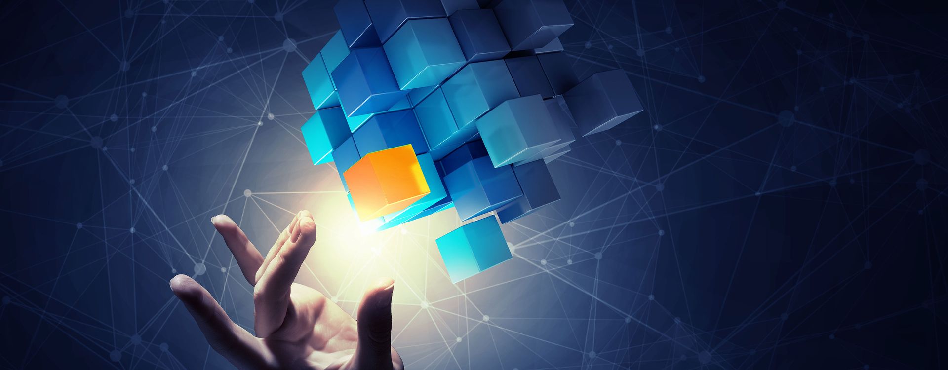 Eine Hand hält einen Würfel, auf den ein Lichtstrahl scheint, symbolisiert Problemlösung und kreative Denkprozesse