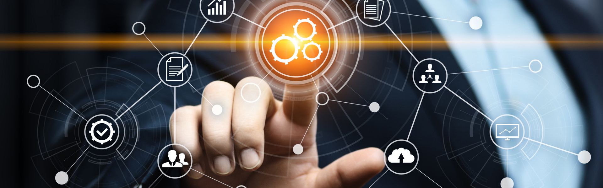 Ein Geschäftsmann berührt einen Button mit einem Icon, der ein weltweites Netzwerk symbolisiert